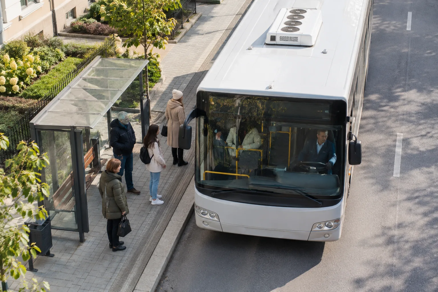 Міський автобус на вулиці Львова