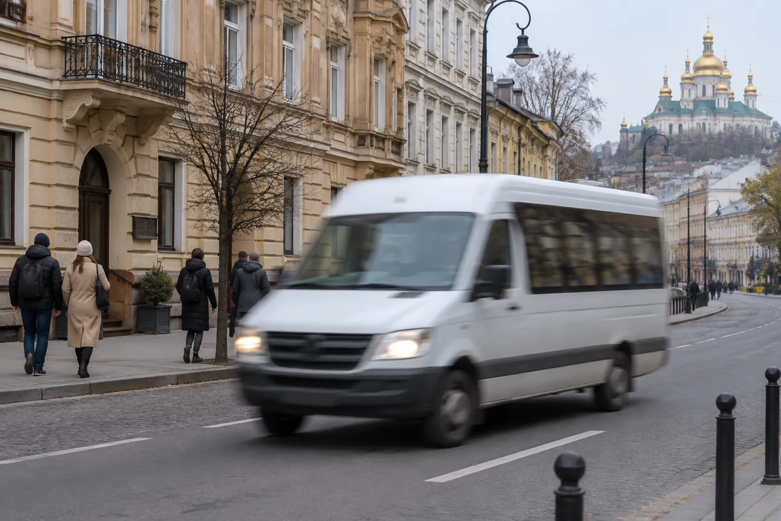 Перевірка маршруту на телефоні біля зупинки у Львові